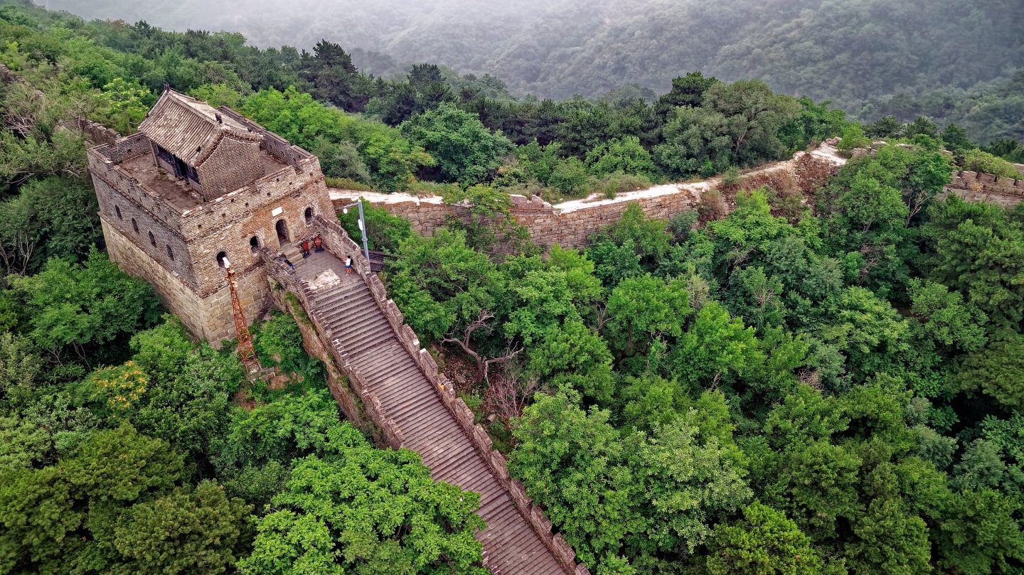 Pcture of the great wall of China.